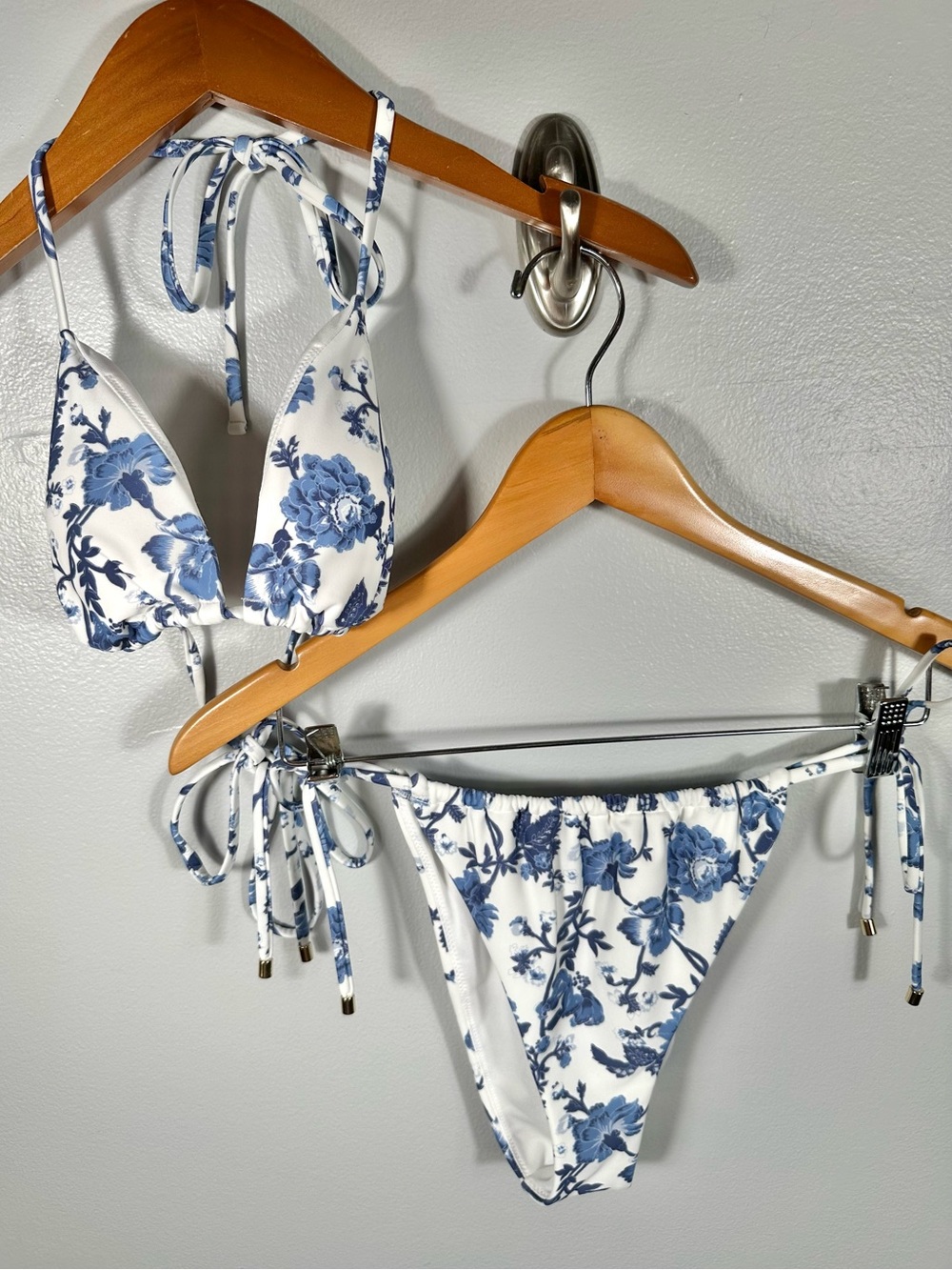 Abercrombie & Fitch White & Blue Floral Tie-Side Bikini Swim Set Size Medium
